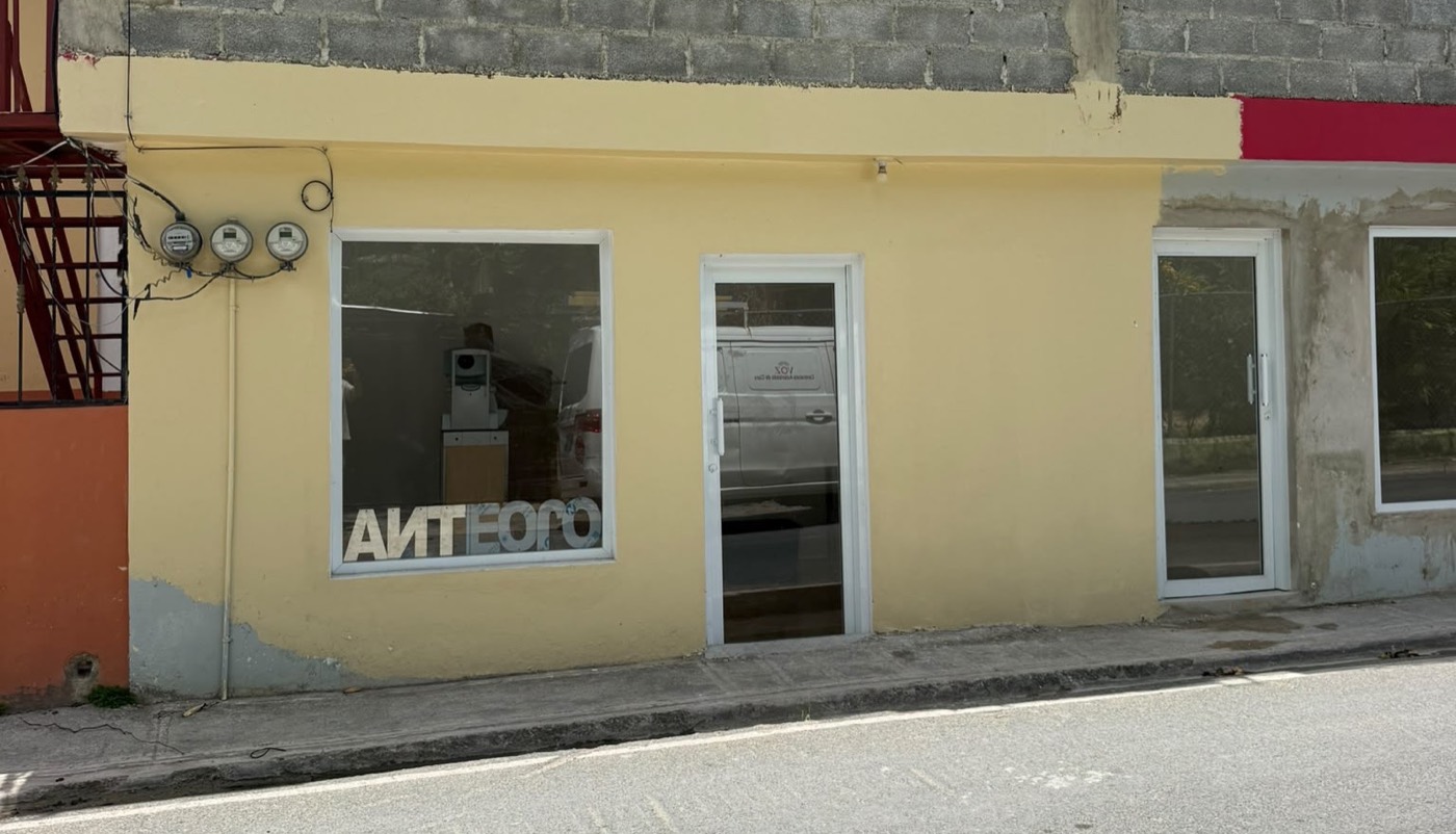 Fachada de Anteojo en la calle 30 de Marzo, Las Terrenas.