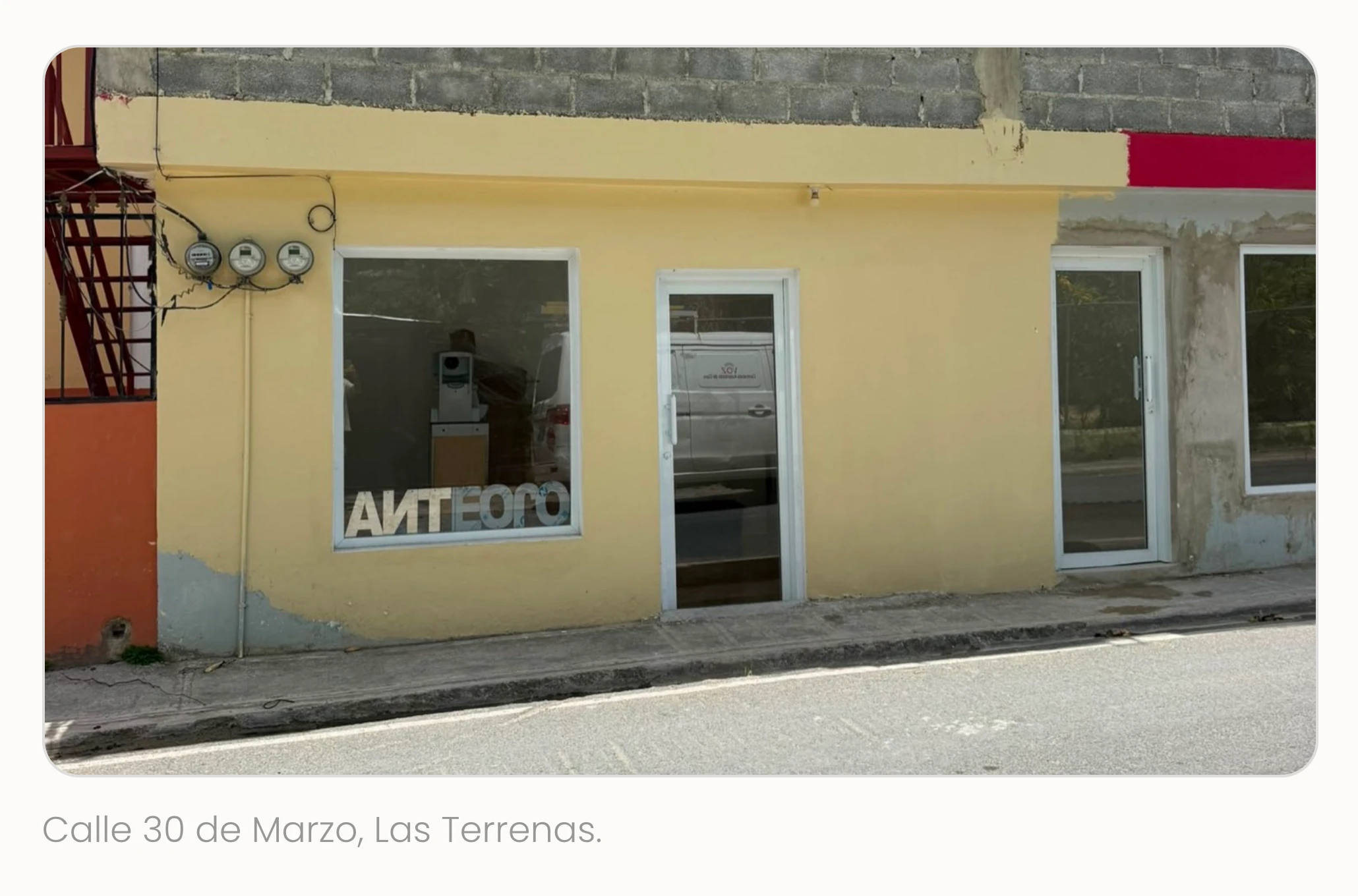 Fachada de la óptica Anteojo Las Terrenas en la calle 30 de Marzo, Las Terrenas.