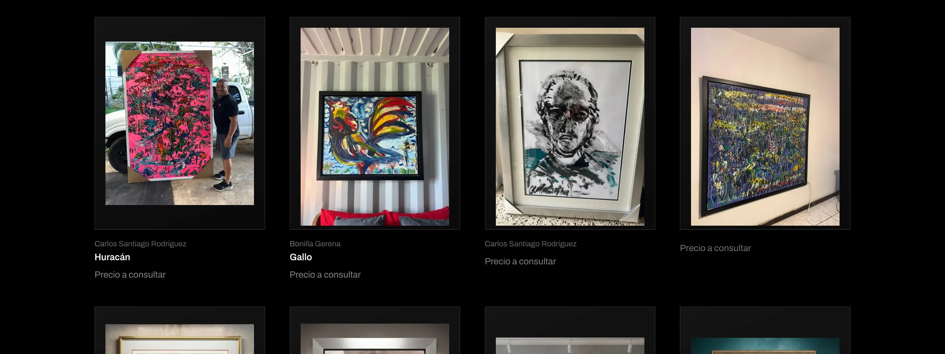 Obras originales enmarcadas colgadas en la galería, con el nombre del artista debajo de cada una.